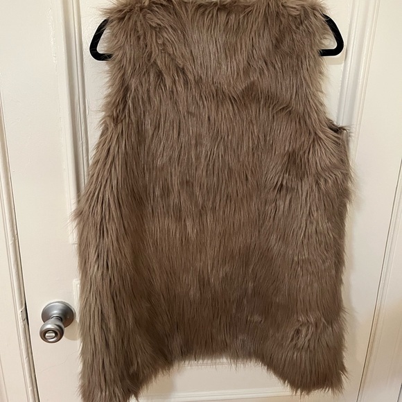 Faux fur vest - Picture 3 of 3
